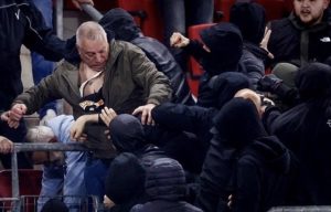 TAKO TO RADE OZBILJNI KLUBOVI: AZ Alkmar zbog tuče suspendovao preko 40 svojih navijača! (VIDEO)