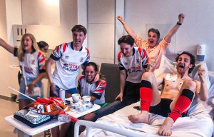 ŽIVOT PIŠE DRAME: Kapiten se sručio na zemlju, pa plasman u Premijer ligu slavio iz bolničke postelje! (FOTO)