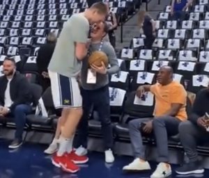 PALO POMIRENJE: Jokić dao loptu vlasniku Finiksa, ovaj ustao i zagrlio ga! (VIDEO)