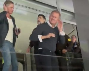 HALANDOV OTAC IZBAČEN SA BERNABEA: Gađao hranom navijače Reala, obezbeđenje moralo da reaguje! (VIDEO)