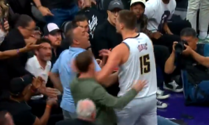 SRAMNE SCENE U NBA LIGI: Vlasnik Finiksa ušao u sukob sa Jokićem, pa Srbin popio tehničku! (VIDEO)