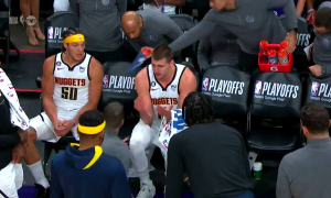 JOKIĆ BESNEO NA KLUPI: Srbin vikao iz sveg glasa na saigrače da bi ih probudio! (VIDEO)