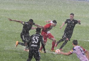 ZVANIČNO KRAJ U NOVOM SADU: Isprečilo se veliko nevreme, FSS odlučio kada se meč nastavlja! (VIDEO)