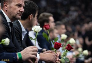 NEBO PLAČE: Grobari bacali cveće na teren, scena od koje se ledi krv u žilama! (FOTO) (VIDEO)