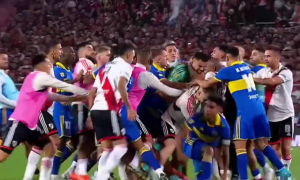 BURNO U ARGENTINI: Derbi Rivera i Boke završen sa čak sedam crvenih kartona! (VIDEO)