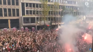 UŽARENA ATMOSFERA NA ULICAMA ROTERDAMA: Intervenisala i policija! (VIDEO)