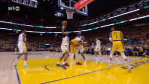 RATNICI NE DAJU TRON JOŠ UVEK: Poraz manje važan od povrede Dejvisa koji je halu napustio u kolicima! (VIDEO)