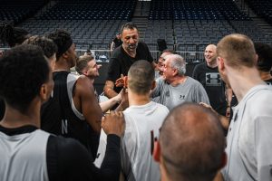 IZNENAĐENJE U ARENI: Legendarni centar posetio trening Partizana! (FOTO)