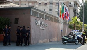 SKANDAL U BIH: Huligani palicama napali igrače zbog ćirilice na majicama!