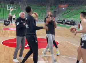 FENOMENALNA ATMOSFERA U PARTIZANOVIM REDOVIMA: Željko Obradović se takmičio sa igračima pred Cedevita Olimpiju! (VIDEO)