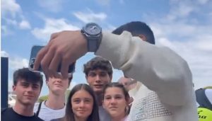 SVI ŽELE AUTOGRAM I SLIKU SA NOVAKOM: Srbin stigao u Italiju, očekuje ga Masters u Rimu! (VIDEO)