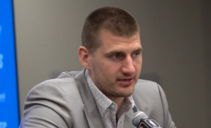 JOKIĆ PONOVO POKAZAO ŠTA MISLI O MVP NAGRADI: „Nadam se da će biti sunčano, planiram da budem u bazenu!“ (VIDEO)