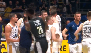FRANCUZ PONOVO IZGUBIO KONTROLU NAKON PORAZA: Lesor gurnuo Ivanovića s leđa, košarkaš Studentskog centra nije želeo obračun! (VIDEO)