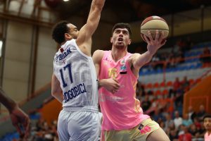 NA LEĐIMA SE NALAZE IMENA UBIJENIH ANĐELA: Košarkaši Mege na teren izašli u majicama sa likom nastradalog čuvara OŠ ‘Vladislav Ribnikar’! (FOTO)