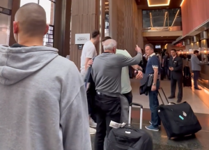 DOBRO POZNATO LICE DOČEKALO KOŠARKAŠE PARTIZANA U MADRIDU: Svi su se obradovali, dobio je i zagrljaj od Željka! (VIDEO)