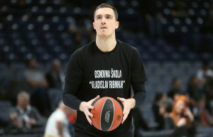 „CRNO-BELI“ ODALI POČAST UBIJENOJ DECI: Igrači Partizana izašli na zagrevanje u majicama OŠ „Vladislav Ribnikar“!