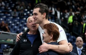 HEZONJA NA UDARU GROBARA: Hrvatski bek ‘počašćen’ tokom zagrevanja! (VIDEO)