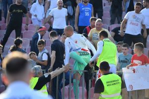 SKANDAL U KRAGUJEVCU: Huligan udario Borjana u glavu, saigrači sprečili golmana da uzvrati! (FOTO)