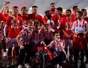 CRVENO-BELI NAJMLAĐIMA PRUŽILI PODRŠKU U TEŠKIM DANIMA: Zvezda na finalu Kupa ugostila mališane iz OŠ ‘Vladislav Ribnikar’! (FOTO)