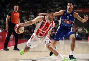 (POLUVREME) ZVEZDA GAZI BUDUĆNOST: Crveno-beli trojkama uništavaju Crnogorce u Pioniru!