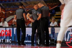 DELIJE ĆE BITI BESNE, NJIMA OMRAŽENI SUDIJA DELI PRAVDU: Uvek su navijači crveno-belih dizali glas protiv ovog arbitra!