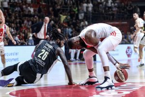 (POLUVREME) PARTIZAN VODI PROTIV ZVEZDE: Velika borba u Pioniru, prvi deo igre trajao više od sat vremena! (FOTO)