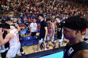 NAVIJAČI MOGU DA UČE OD IGRAČA: Košarkaši Zvezde „zaštitili“ kolege iz Partizana! (VIDEO)