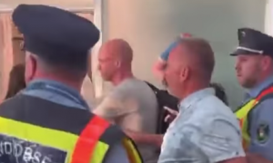 SKANDAL POSLE FINALA LIGE EVROPE: Navijači Rome napali sudiju Entonija Tejlora nakon meča! (VIDEO)