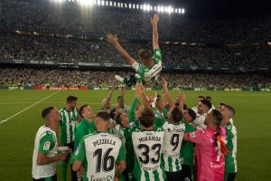 KRAJ KARIJERE ZA ČUVENOG ŠPANCA: Privilegija je otići u penziju na utakmici dva kluba gde ste u oba legenda! (VIDEO)