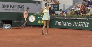 URNEBESNA SCENA NA ROLAN GAROSU: Olga pogodila navijača lopticom, pa nasmejala prisutne! (VIDEO)