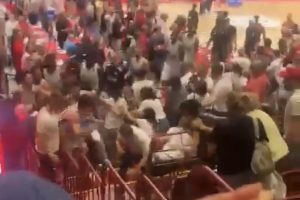 TEODOSIĆ SE POTUKAO SA NAVIJAČIMA OLIMPIJE: Srpski plej u centru skandala u Milanu! (VIDEO)