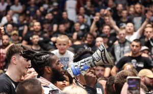 IGRAČI PARTIZANA PONOVO NAPRAVILI FEŠTU SA NAVIJAČIMA: Pridružio im se i specijalni gost! (FOTO) (VIDEO)