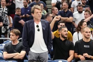 POZNATI DOŠLI DA GLEDAJU SPEKTAKL: Evo ko sve gleda ‘majstoricu!’ (FOTO)