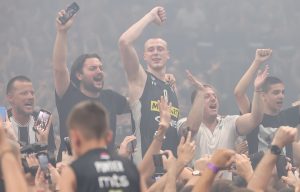 SMAILAGIĆA PONELA PROSLAVA TITULE: Uzeo mikrofon i pevao uvredljive pesme na račun Zvezde! (VIDEO)