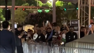 SRPSKI NAVIJAČI SKANDIRALI SRPSKOM CENTRU: Urnebesne scene. (VIDEO)