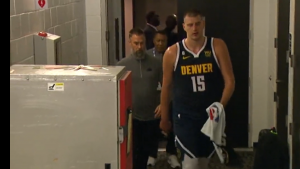 JOKIĆ MORAO U SVLAČIONICU POSLE PRVE ČETVRTINE: Drama u timu Nagetsa! (VIDEO)