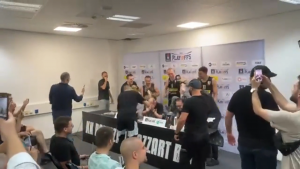 IGRAČI UPALI NA KONFERENCIJU, PA OKUPALI OBRADOVIĆA: Lesor ponovo imao svoj šou! (VIDEO)