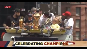 SKANDAL NA PROSLAVI TITULE: Jokić i supruga pogođeni u glavu tokom parade! (VIDEO)