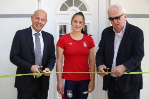 ZAHVALJUJUĆI DONACIJI OTP BANKE MALI IĐOŠ DOBIO NAJMODERNIJU TRENAŽNU SALU: Adriana Vilagoš od sada vežba u rodnom mestu! (FOTO)