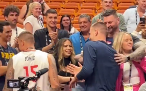 TITULE, REKORDI, SVE JE TO LEPO, ALI PORODICA: Jokić po završetku meča u zagrljaju najmilijih, na tribinama bili Bogdan i Miško! (VIDEO)
