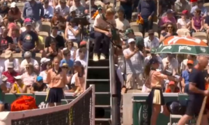 AUSTRALIJANAC POBESNEO ZBOG PRAVILA I SUDIJSKE ODLUKE: ‘Hoćeš da piš*m ovde po terenu!?’ (VIDEO)