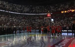 POGLEDAJTE KAKO JE IZGLEDALO PREDSTAVLJANJE IGRAČA: Crno-beli digli spektakl na novi nivo! (VIDEO)