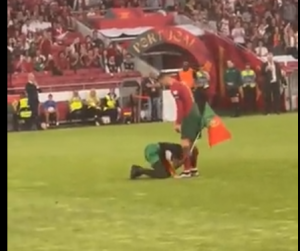 NAVIJAČ POBEGAO OBEZBEĐENJU I STIGAO DO SVOG IDOLA: Uleteo na teren, podigao Ronalda i ljubio mu stopala! (FOTO) (VIDEO)