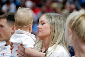 JOKIĆEVA SUPRUGA JE DEVOJČICA SA ČUVENE FOTOGRAFIJE: Natalija je proterana iz Krajine u ‘Oluji’, sa samo sedam meseci preživela pakao! (FOTO)