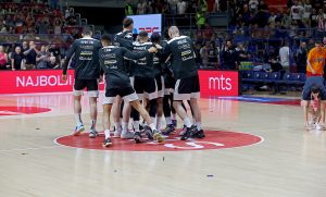 CRNO-BELI IZAŠLI NA TEREN PO DRUGI PUT: Utakmica počinje nešto posle 20.50! (VIDEO)