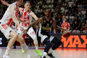 NANELI SE OGLASIO NAKON SUKOBA SA NAVIJAČEM: „Napadnut sam, obezbeđenje je slepo“! (VIDEO)