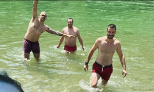 STARA EKIPA OPET NA OKUPU: Lazić, Simonović i Cirbes na Drini uz poznatog srpskog pevača! (VIDEO)