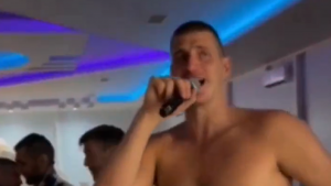 JOKIĆA PONELO SLAVLJE: Skinuo majicu, pa zapevao! (VIDEO)