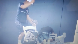 UŽASNE SCENE U VAŠINGTONU: Teniser kolabirao pa završio na zemlji! (VIDEO)