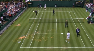 DEMONSTRANTI UPALI NA TEREN NA VIMBLDONU: Incident u Londonu, reagovala i policija! (FOTO) (VIDEO)